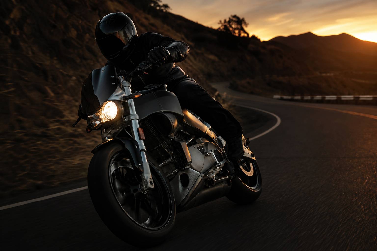 Buell XB12S Lightning sur route sinueuse au crépuscule avec reflets métalliques