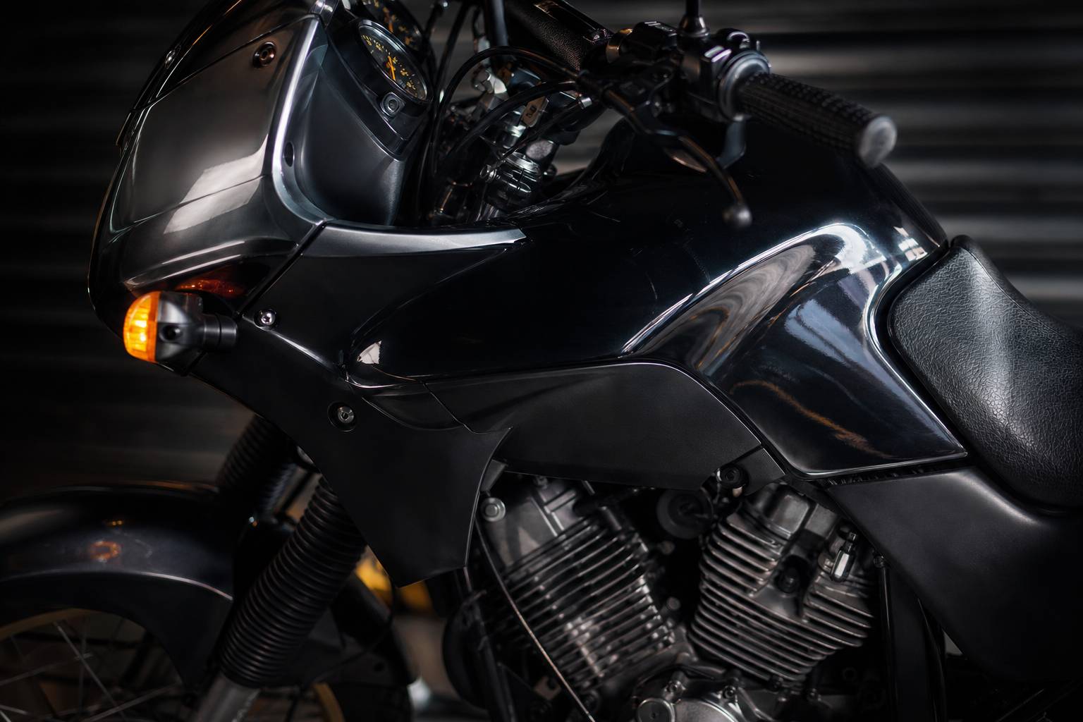 Compteur et reservoir de la Honda XL 600 V Transalp en details mecaniques