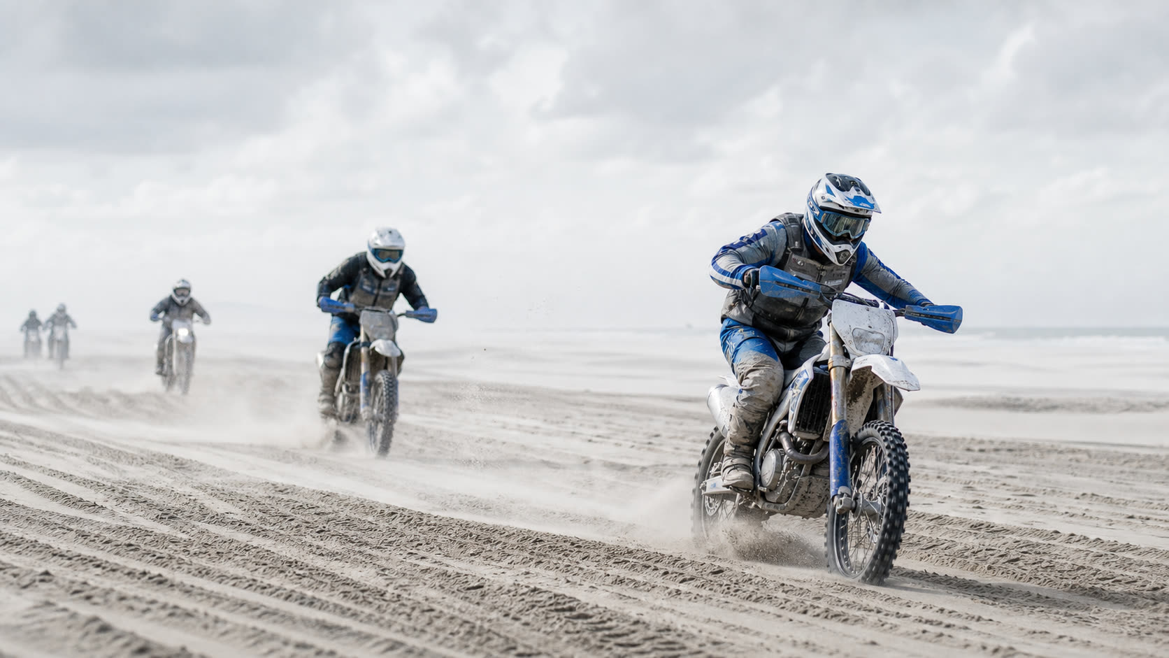 Départ Enduropale Touquet pilotes motos plage