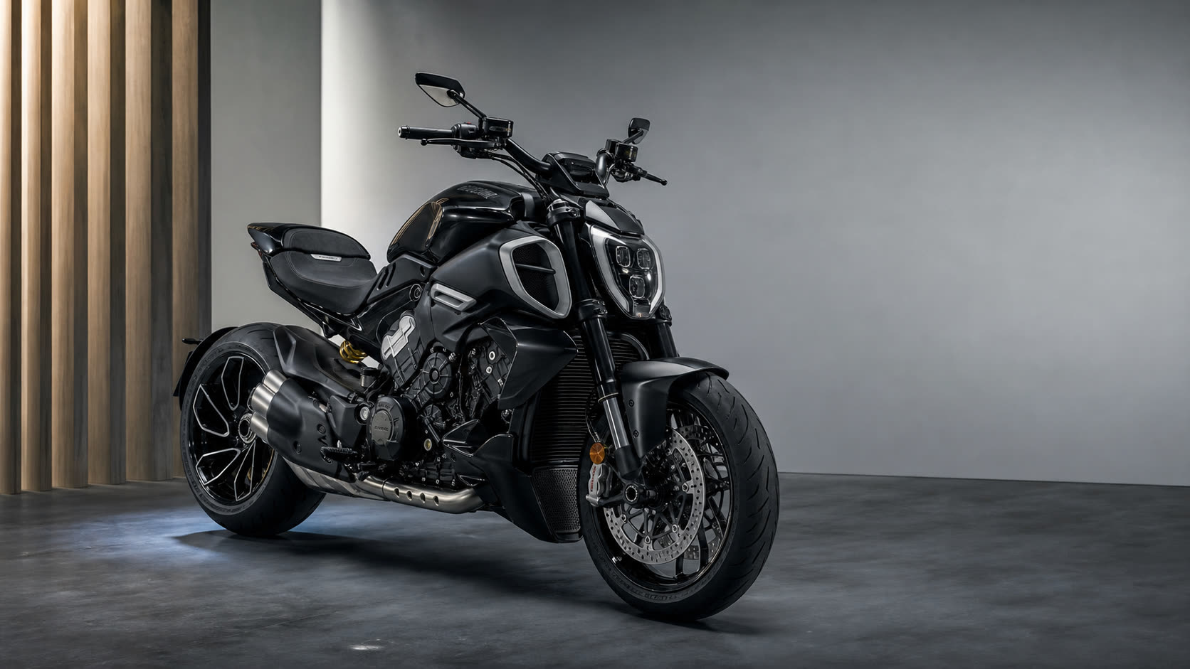 Moteur Ducati Diavel V4 détail cylindres échappement