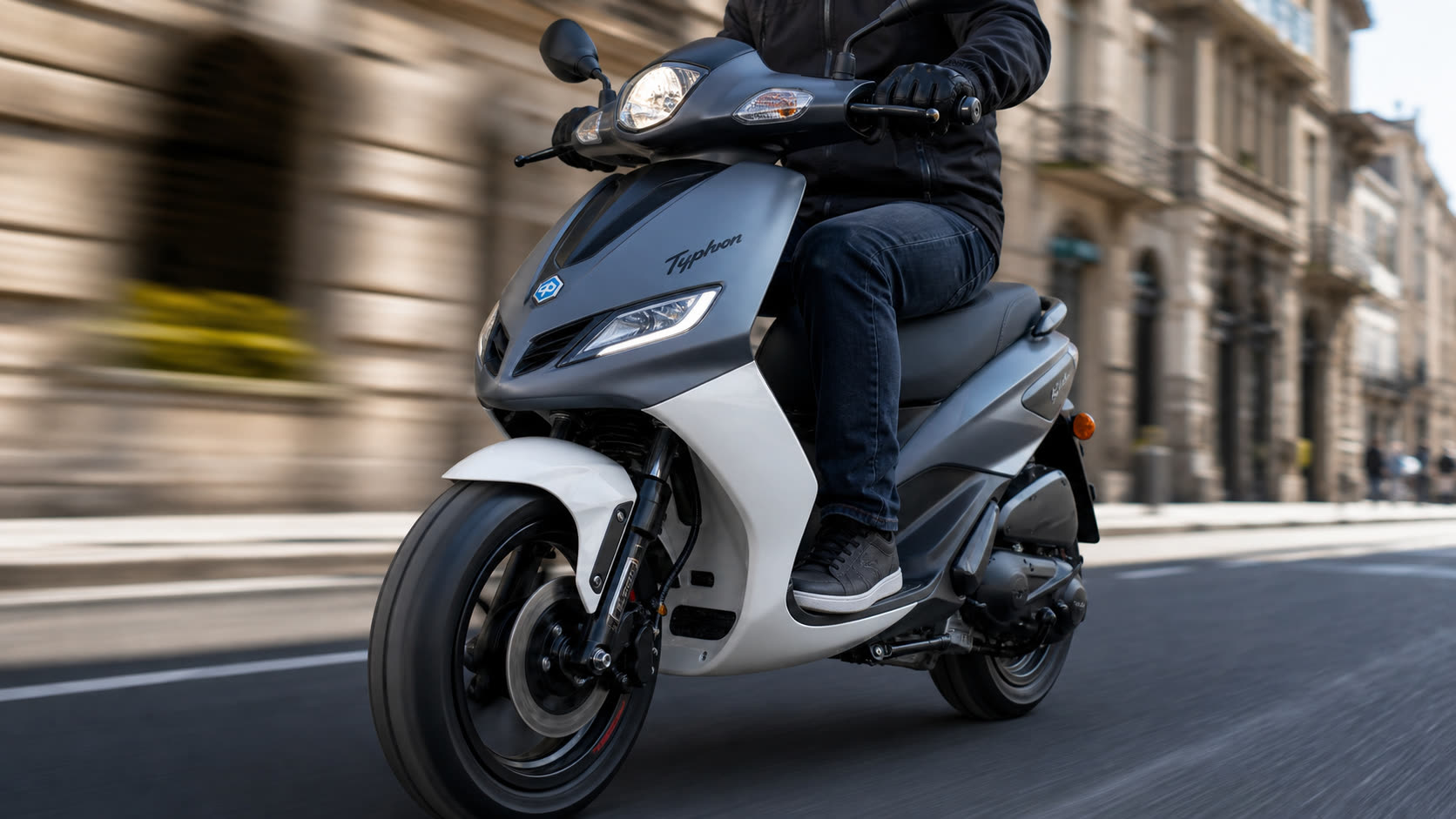 Piaggio Typhoon 50 : look sportif et gabarit compact pour la mobilité urbaine