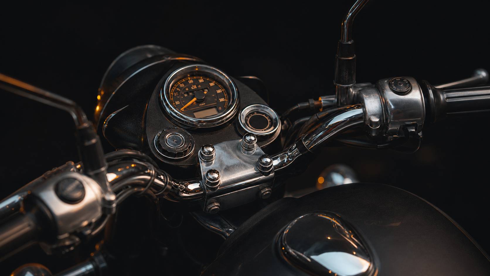 Compteur et guidon vintage Royal Enfield Classic 350 éclairage chaud