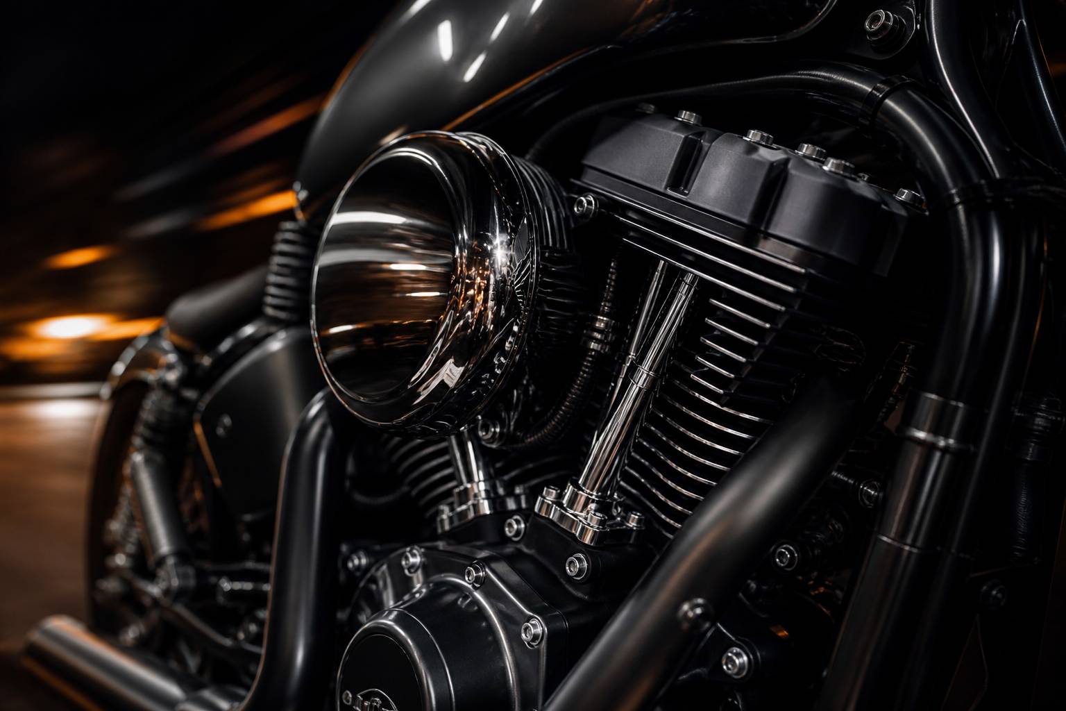 Moteur V-twin avec culasses et durites aux reflets métalliques