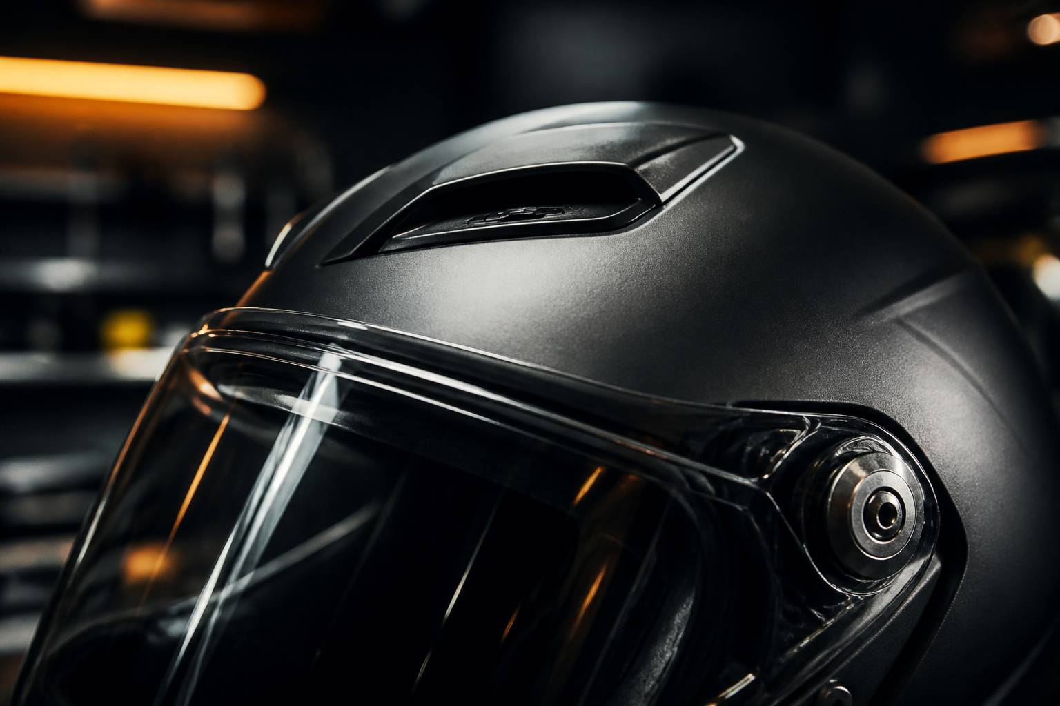 Gros plan sur la visière et l'aération d'un casque jet de moto
